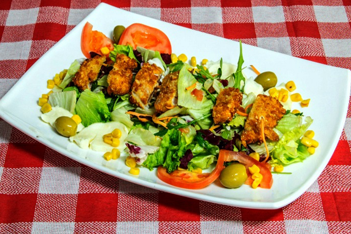 Chicken nuggets with lettuce - Mel's Bar und Diner