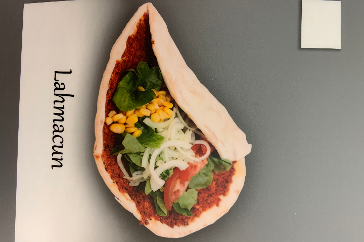 Lahmacun mit Extra Fleisch - La Sofra Fine Food