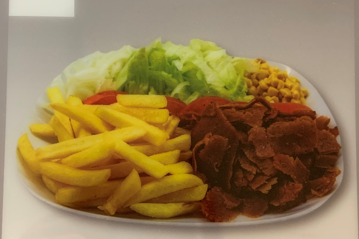 Vegan Seitan Teller mit Pommes, Salat und Hummus - La Sofra Fine Food