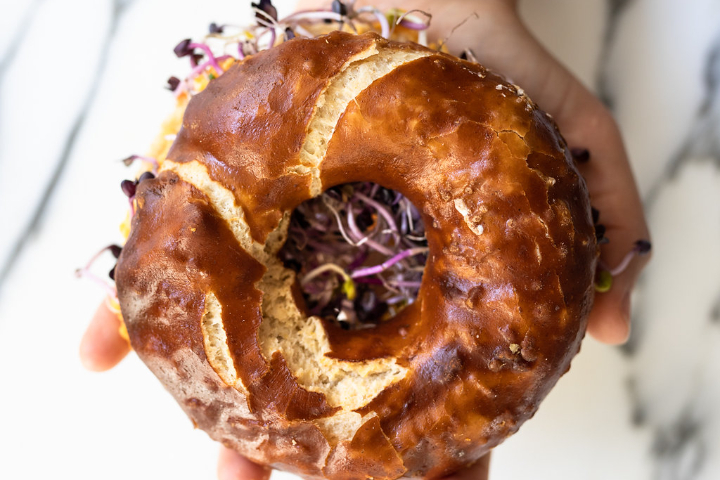 Sandwich à la mousse de carotte au raifort, dans du pain aux céréales sans gluten - Tibits