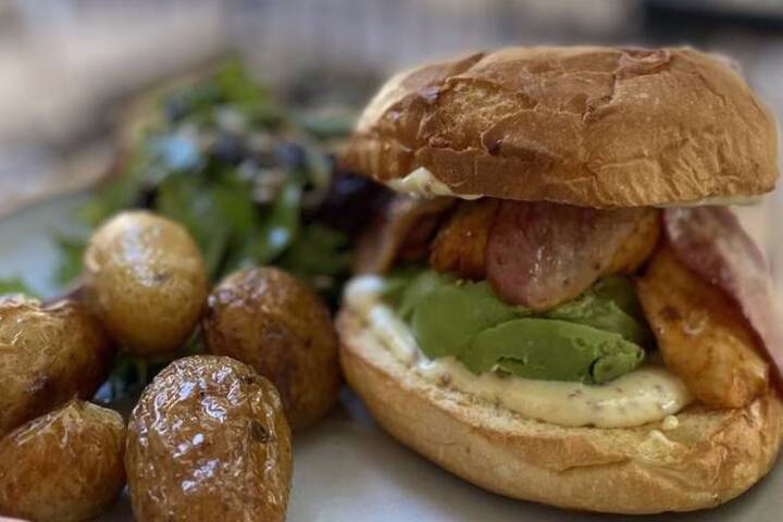 Chicken Avocado & Bacon Burger - L'impression Café