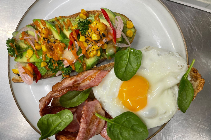 Avocado Toast - Egg & Bacon - L'impression Café
