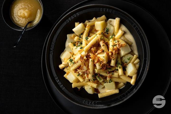 Älplermagronen mit Apfelmus und Röstzwiebeln(vegetarisch) - Luzis