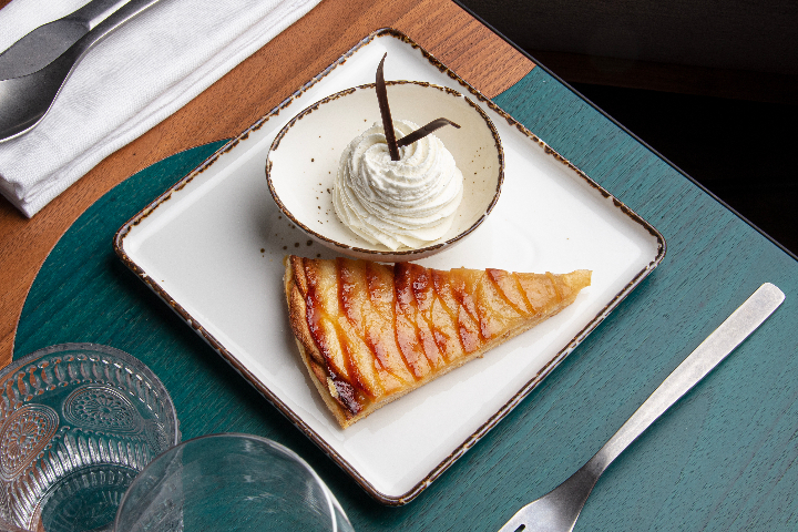 La Tarte Fine aux Pommes Caramélisées, crème fouettée - Monsieur Bouillon