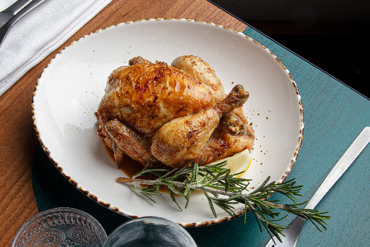 Le Poulet Rôti Entier à la Broche au Romarin et Citron - Monsieur Bouillon