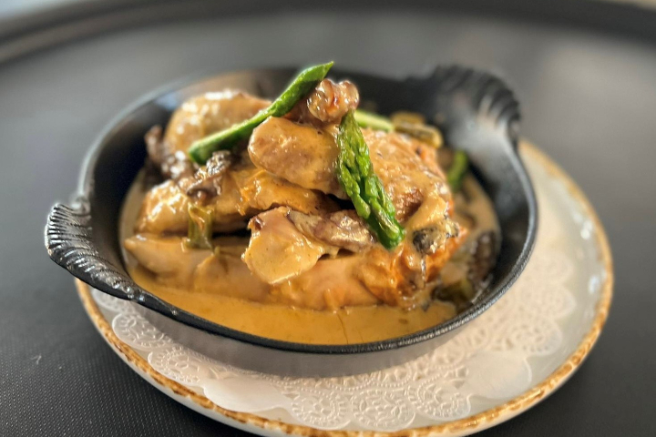 La fricassée de volaille sautée aux asperges, morilles et vin jaune, riz pilaf - Monsieur Bouillon