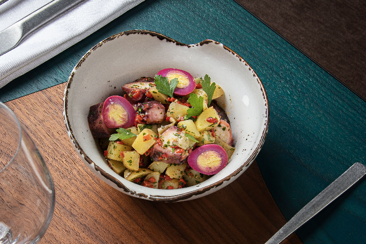 La salade de poulpe tiède et pommes de terre aux oeufs de caille « chimichuri » - Monsieur Bouillon