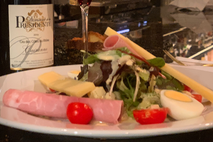 Traditionnelle salade Parisienne - Paris Bistrot