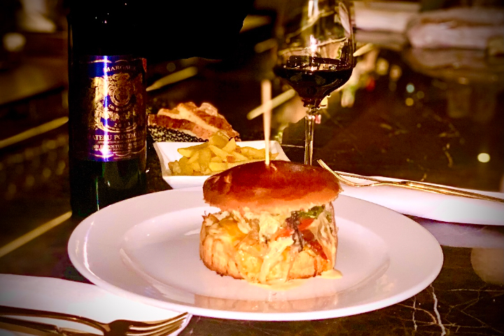 Burger maison au foie gras frais poêlé et sauce morilles - Paris Bistrot