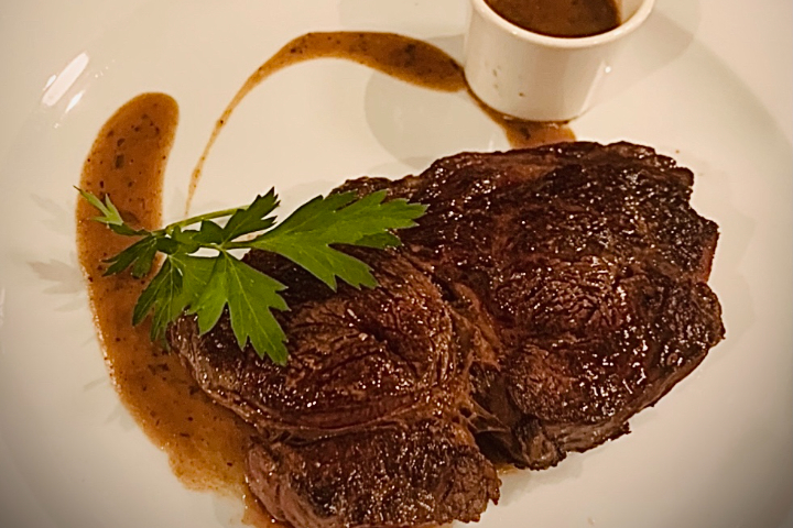 Entrecote Parisienne sauce Paris Bistrot accompagnée de pommes allumettes - Paris Bistrot
