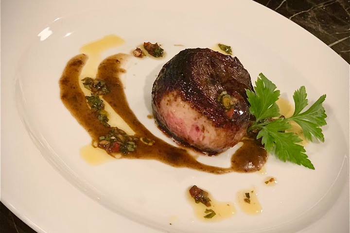 Tournedos de magret de canard frais et légèrement laqué accompagné d'une moussseline de pommes de terre - Paris Bistrot