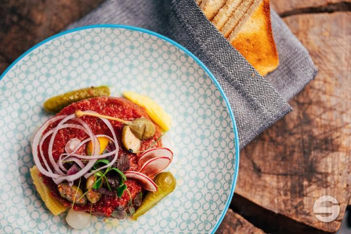 Beef Tatar with toast and classic garnish - Restaurant Boucherie AuGust