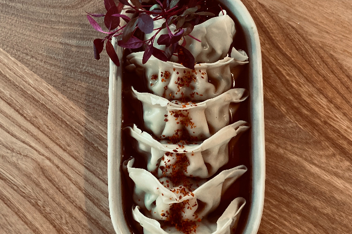 Gyoza - 10 Stück. Schweinefleisch (JPN). Tataki Sosu. Sesam. Tagarashi. Greens & Ponzu. - JUL