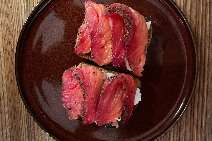 Kaltgeräuchter Lachs. Meerrettich-Schaum. - JUL