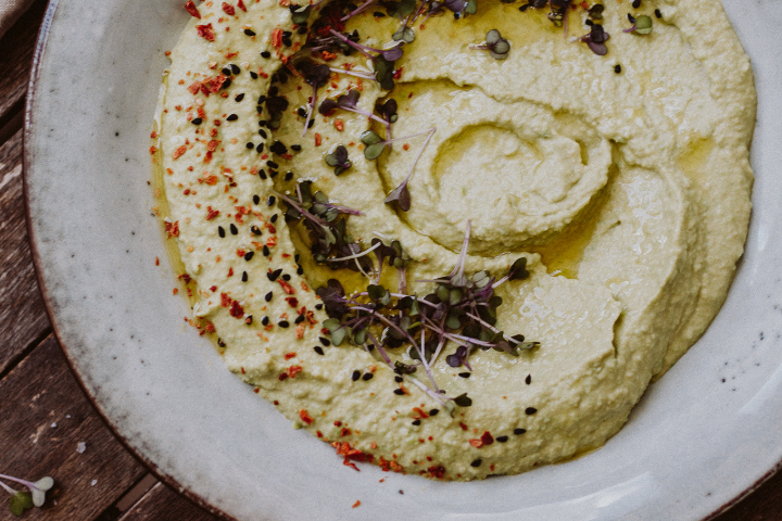 Erbsen-Humus mit Bohnenkraut. - JUL