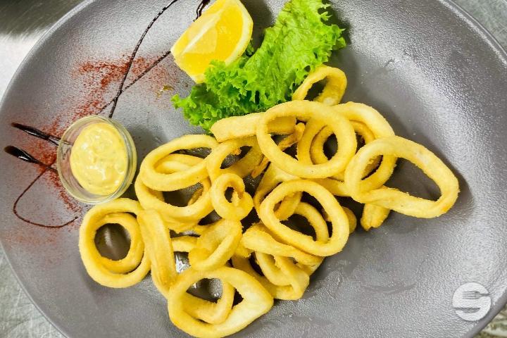 CALAMARI FRITTI CON INSALATA MISTA - Villa Duchessa