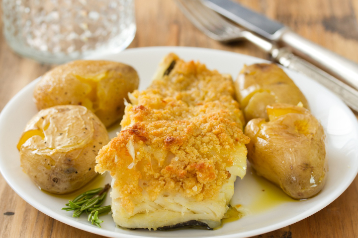 Bacalhau com broa acompanhado de Batatas a murro com azeite e alho Pimentos grelhados - Au Tablier Portugais