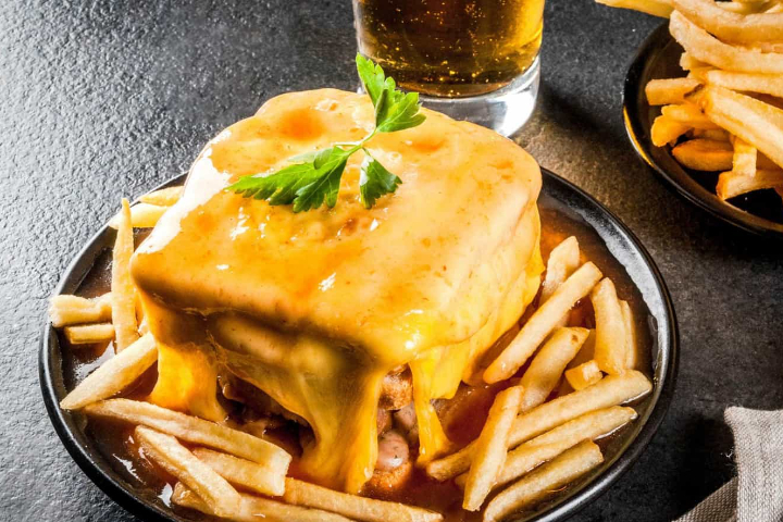 Francesinha com Batata frita - Au Tablier Portugais