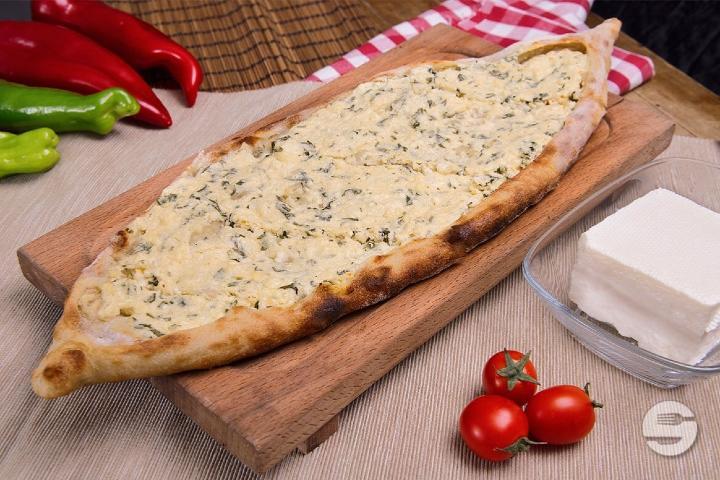 Pide mit Mozzarella und Fetakäse - Snack-Boxenstopp