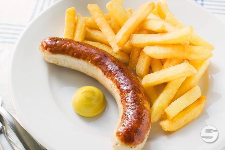 Bratwurst mit Pommes - Snack-Boxenstopp