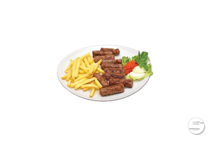 Cevapcici Teller mit Salat und Pommes - Snack-Boxenstopp