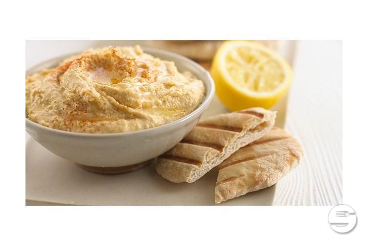 Portion Hummus mit Brot - Snack-Boxenstopp