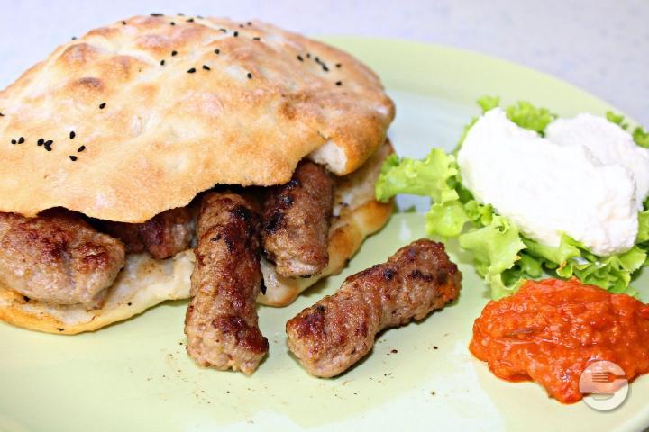 Cevapcic im Taschen- oder Fladenbrot - Snack-Boxenstopp