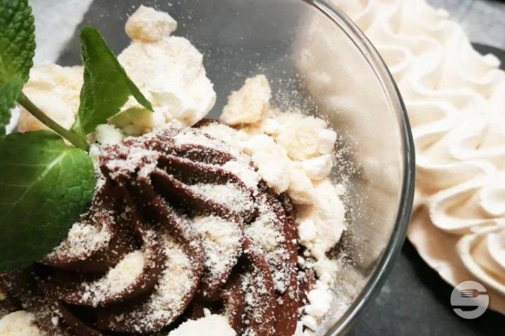Mousse au Chocolat Bassam de Côte d’Ivoire, Croustillant Gruyerien - Un R de Famille