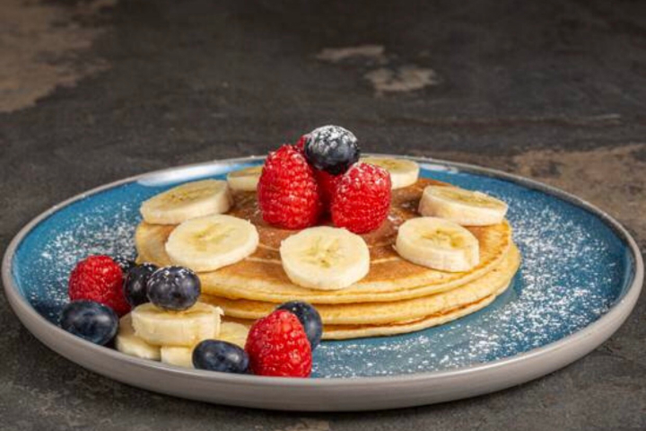 Pancakes Fruits & Sirop d'Érable - White Rabbit Brunch & Co