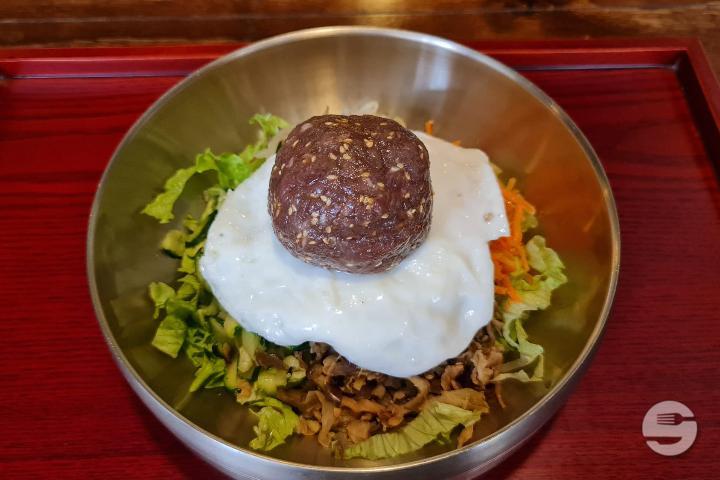 Bibimbap with Vegetables & Raw Seasoned Beef - Kimchi