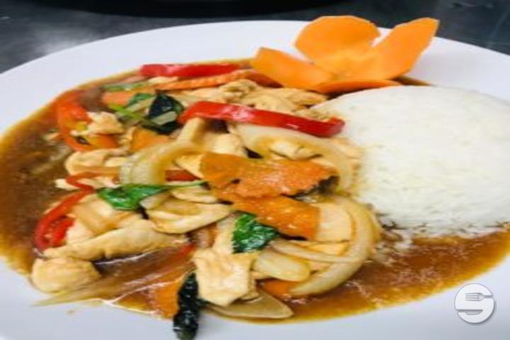 Thai Basil Stir-Fried Chicken - Lamaï Thaï Food