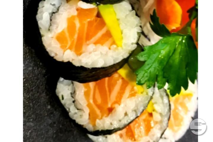 Futomaki Salmon and Mango - Just Cafè