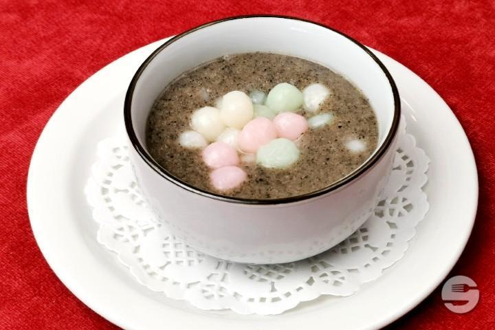 Sweet sesame pastries black with tapioca - New Shanghai