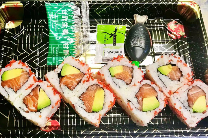 S26. Uramaki au Saumon et Avocat - Wok Royal
