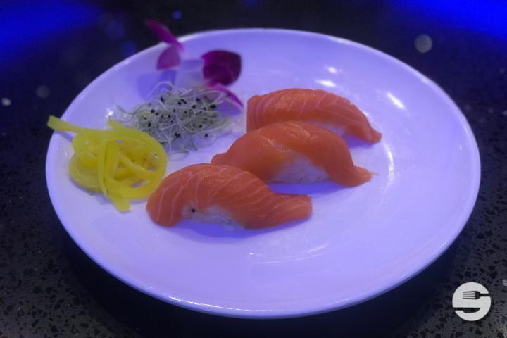 S31. Nigiri Saumon - Wok Royal