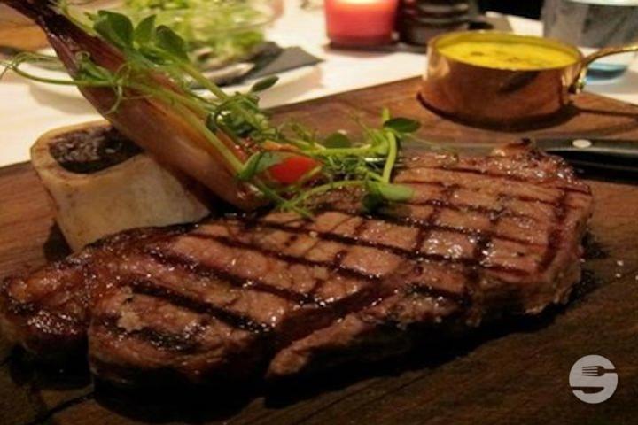 Steak de Bœuf dans l'Entrecôte Grillé - Café de Béthusy