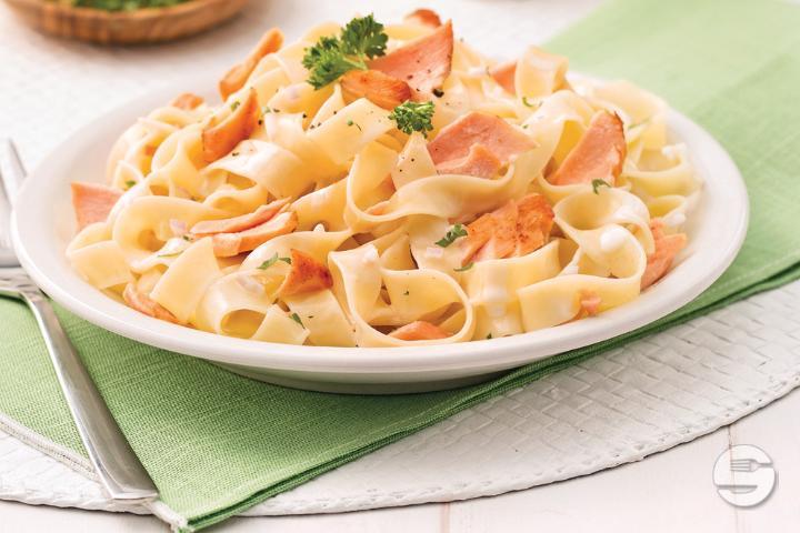 Pasta with Smoked Salmon - Pizzeria du Chemin de Fer