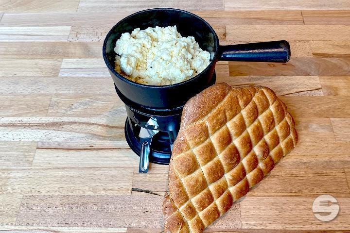 Original Splügener Bio Fondue - Gaststube Haldenegg
