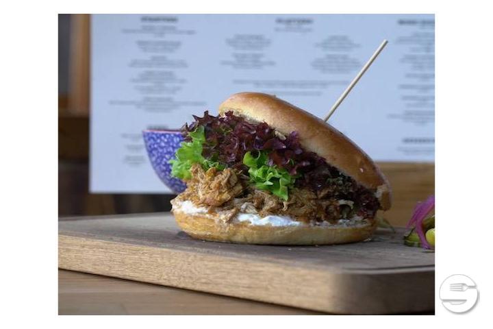 Shredded Chicken Burger incl. Side - Brisket Southern BBQ & Bar