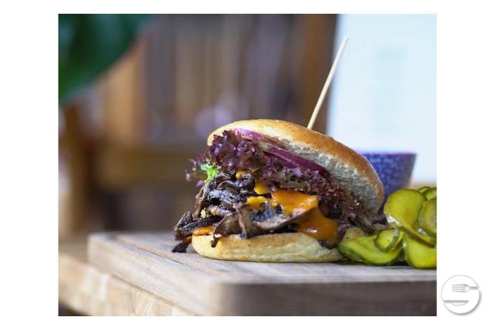 Vegetarian Burger incl. Side - Brisket Southern BBQ & Bar