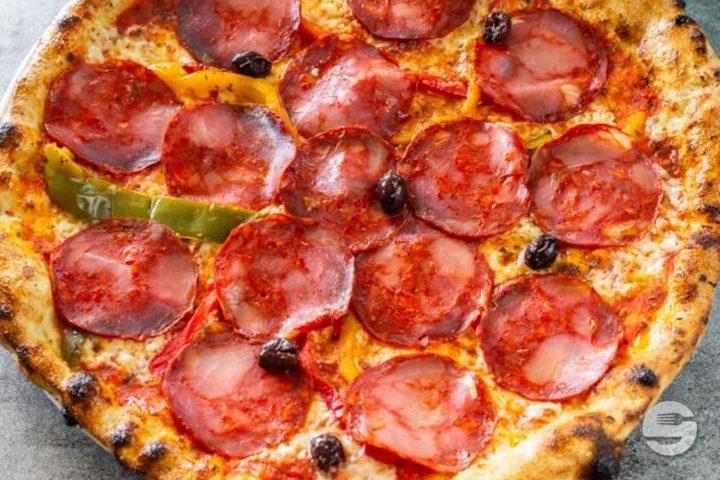 Pizza al Salame - Moderne Trattoria du Bourg