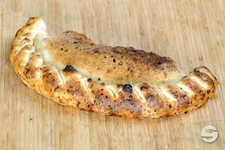 Pizza Calzone - Moderne Trattoria du Bourg
