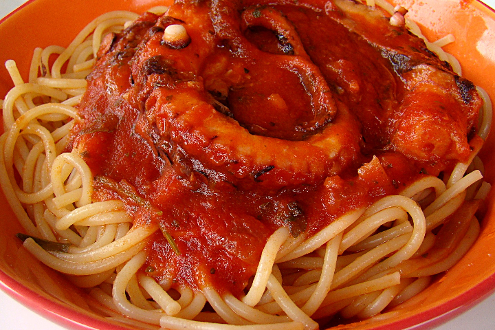 Poulpe à la Sauce Tomate avec Croûtons - Moderne Trattoria du Bourg