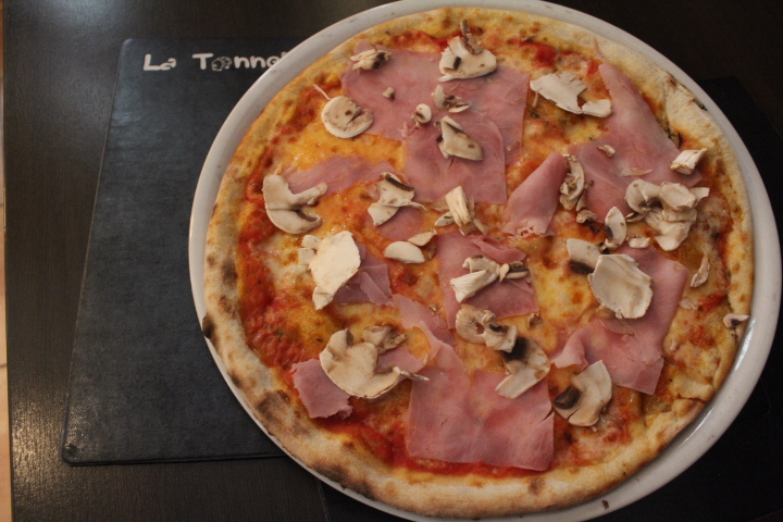 Pizza Proscuitto e Funghi - La Tonnella