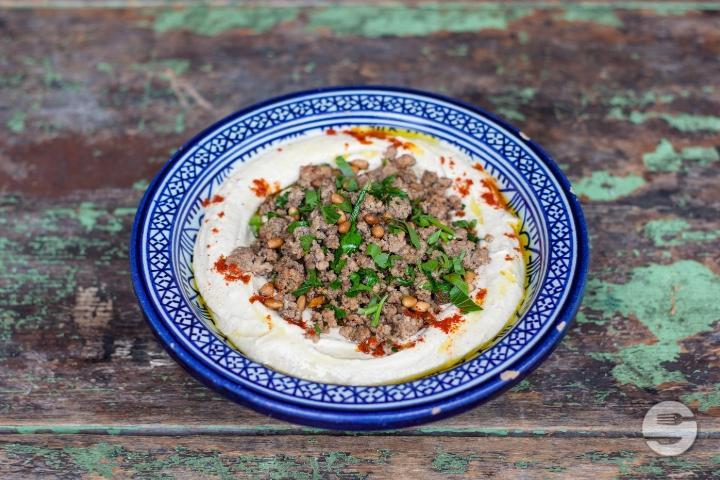 Hummus mit Hackfleisch und Pitabrot - Grand Cafe Lochergut