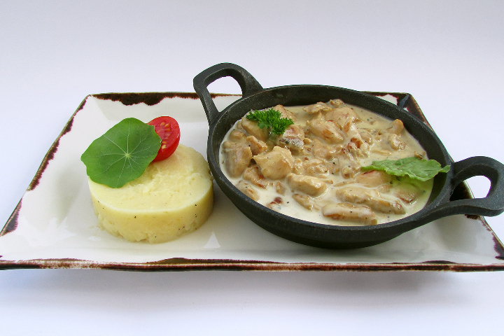 Pouletstücke mit Blaukäsensauce + Beilage - Lunch & Dinner KLG