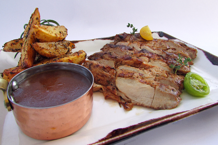 Schweinnakensteak mt Gravy Sauce + Beilage - Lunch & Dinner KLG