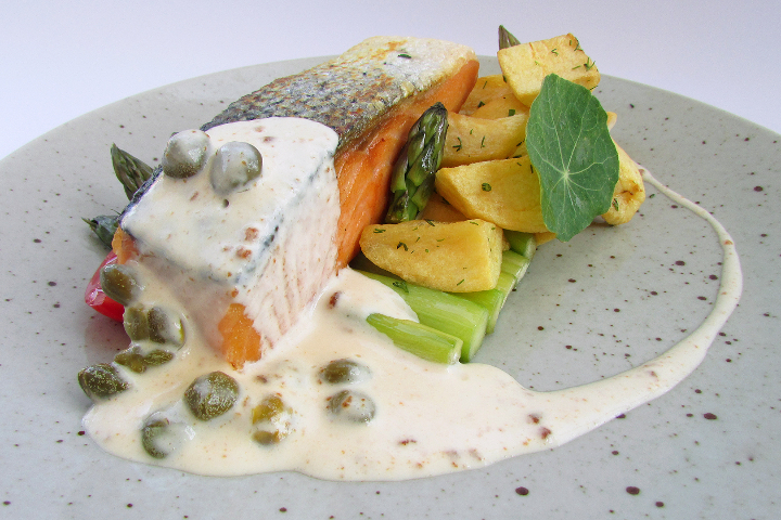 Lachssteak in Kapernsauce + Beilage - Lunch & Dinner KLG