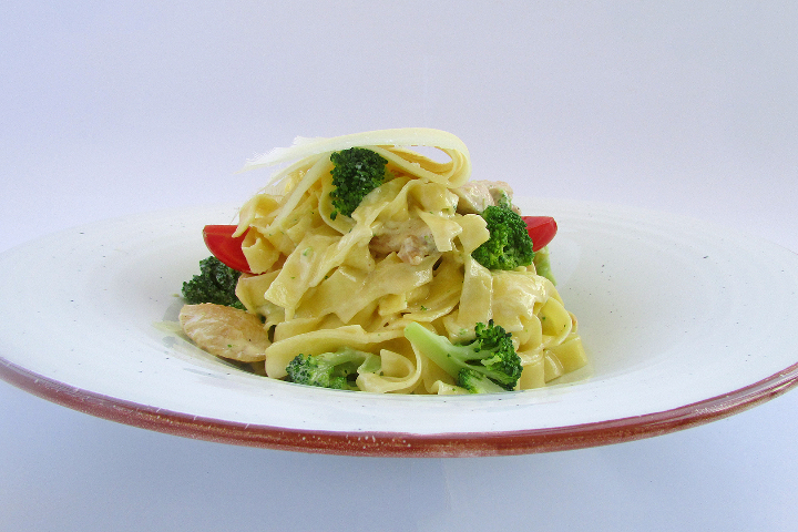 Tagliatelli mit Poulet und Broccoli in Käsesauce - Lunch & Dinner KLG