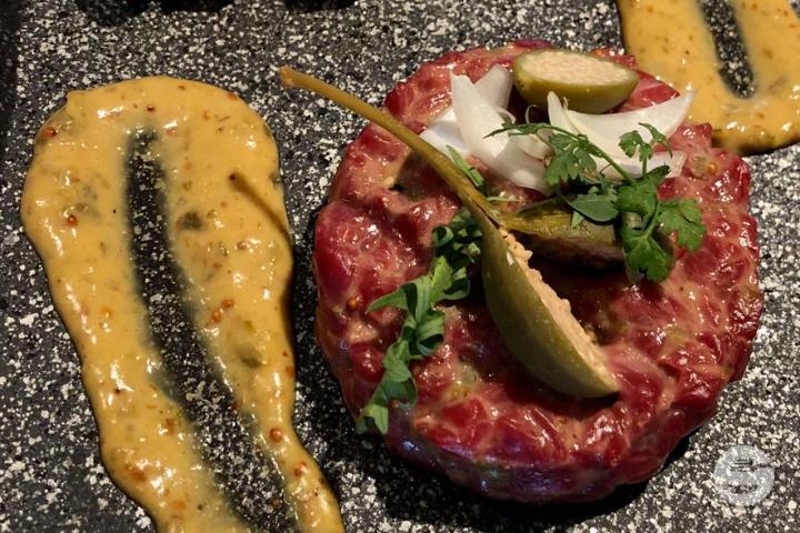 Fassona beef tartar with artichokes and black truffle - 57° Grill - Château d'Ouchy